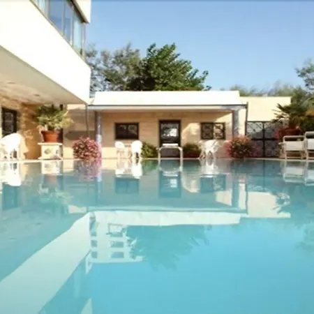 Promenade Hotel